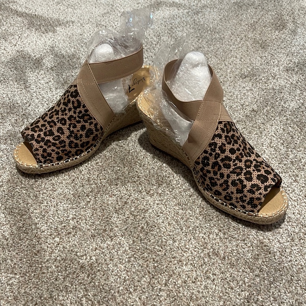 NEVERWORN. Woman’s leopard wedges.
